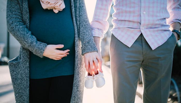 Couple qui attend un enfant : la femme est enceinte